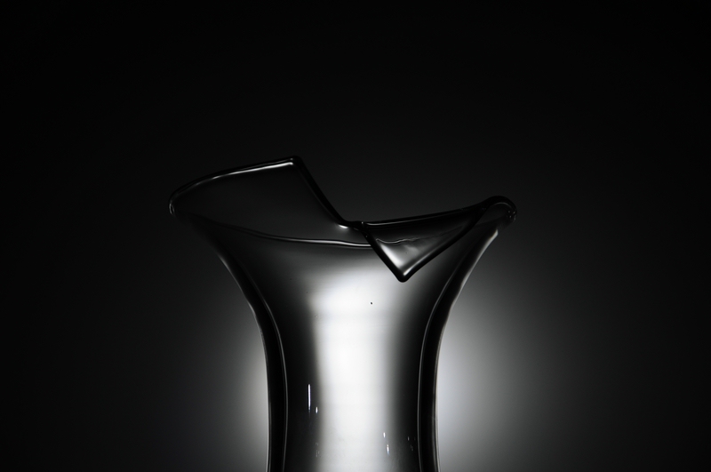 Vase vor Heimkinoleinwand mit Taschenlampe beleuchtet...der kleine Fleck auf der Vase ist ein Lufteinschluss im Glas