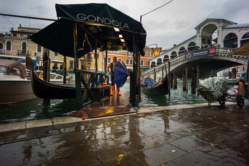 venezia rialto bridge rain