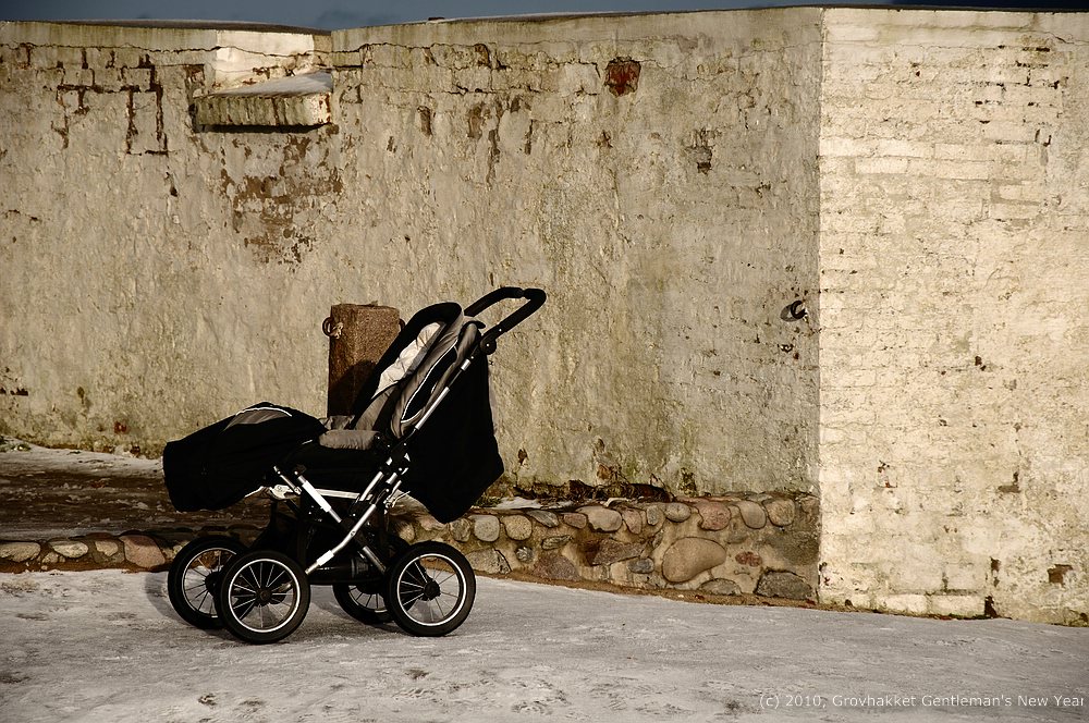 Verlassener Kinderwagen am Gemäuer