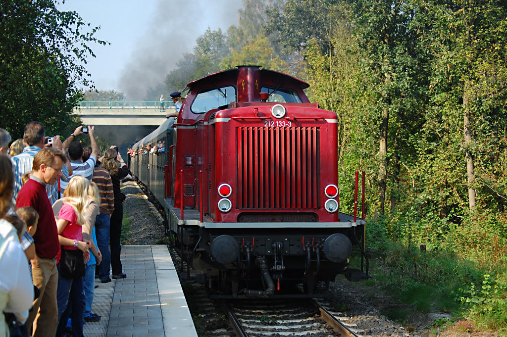 Viel zu schnell ist alles vorbei und der Zug verschwindet mit der hinten angekuppelten Diesellok V 100 bald in der nächsten Kurve.