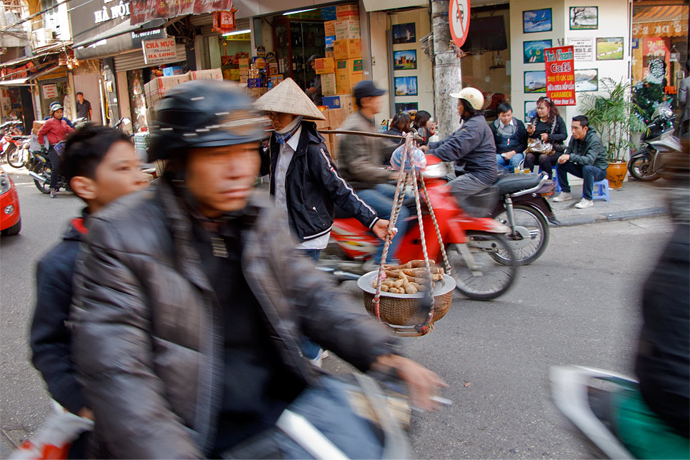 Vietnam
Hanoi
Verkehr
Straßenüberquerung
Augen zu und los