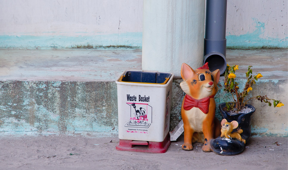 Vietnam
Raststätte
Mülleimer
Müll
Happiness
Mickey
Mouse
Micky
Maus
Grau