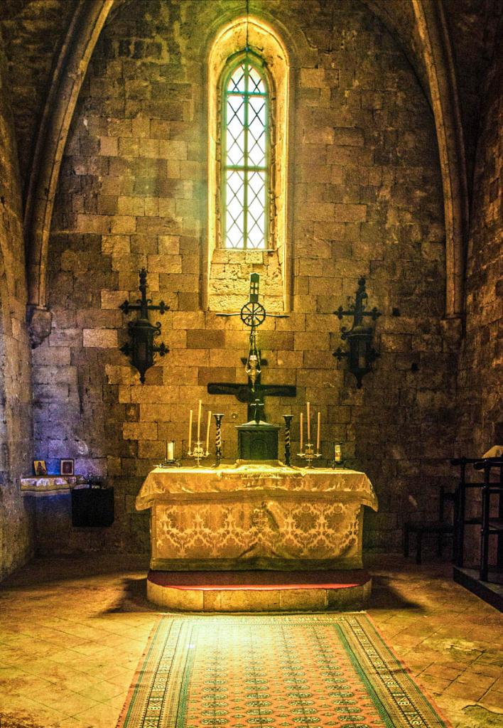 Villerimos Chapell, das Licht fällt duch dünn geschliffene bernsteinfarbige Steinscheiben auf den Altar. Gleichtzeitig wird Licht in einer anderen Lic