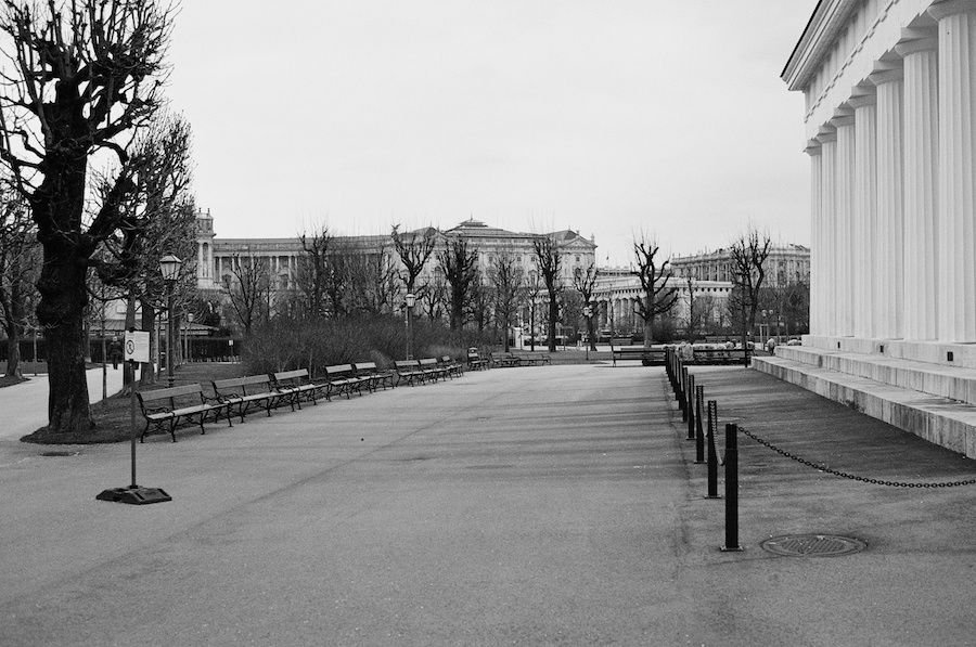 Volkspark in Richtung Heldenplatz, Wien.

Nikon FM3a, Illford XP2 (ISO 400)