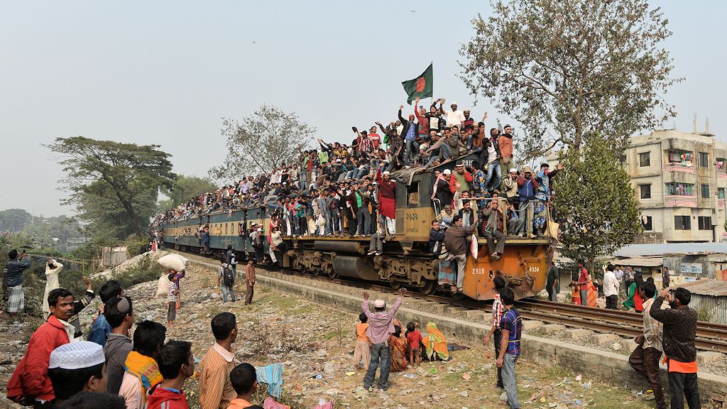 Vollbesetzter Zug mit Lok 2919 bei Tongi
auf der Rückreise von der Biswa Ijetema
