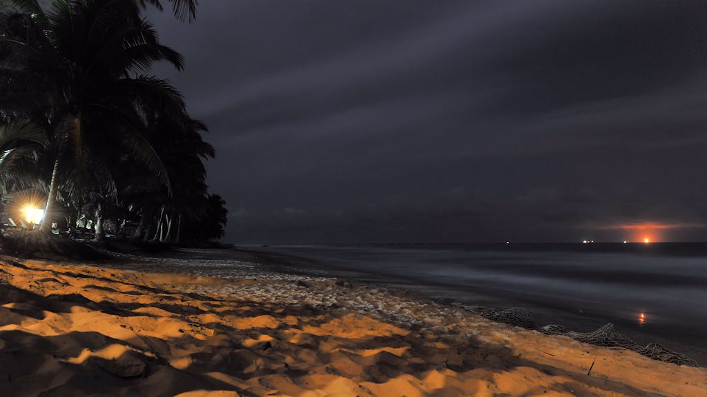 Vom Strand kann man die Laternen der
Fischerboote sehen
1740