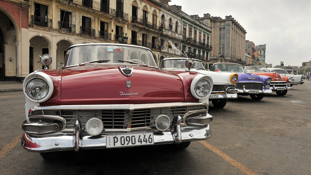 von vorn nach hinten:
Ford Fairlane Convertible 1955
der gleiche nochmal
Chevrolet Bel Air Convertible 1955
Chevrolet Styleline Convertible 1952
Chevr