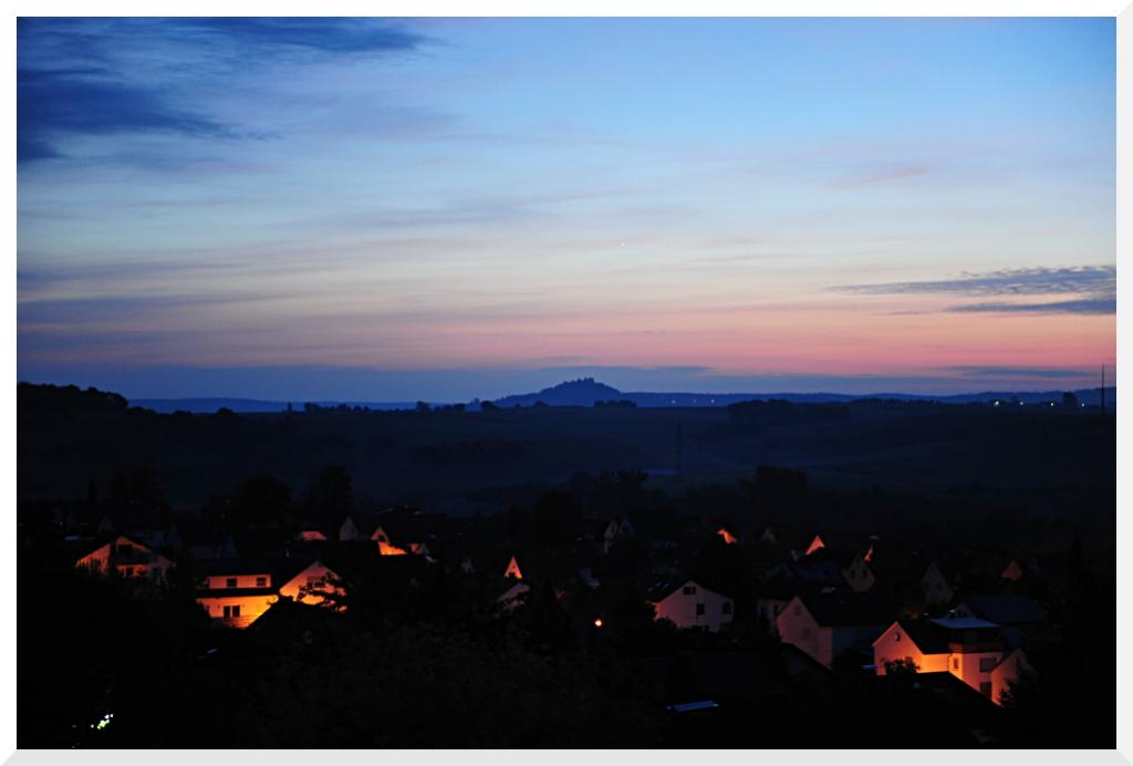 Vor Sonnenaufgang, extrem schwieriges Licht. Solche Motive wurden von meinen Canons extrem überbelichtet, so dass zwar eine technisch korrekte Helligk