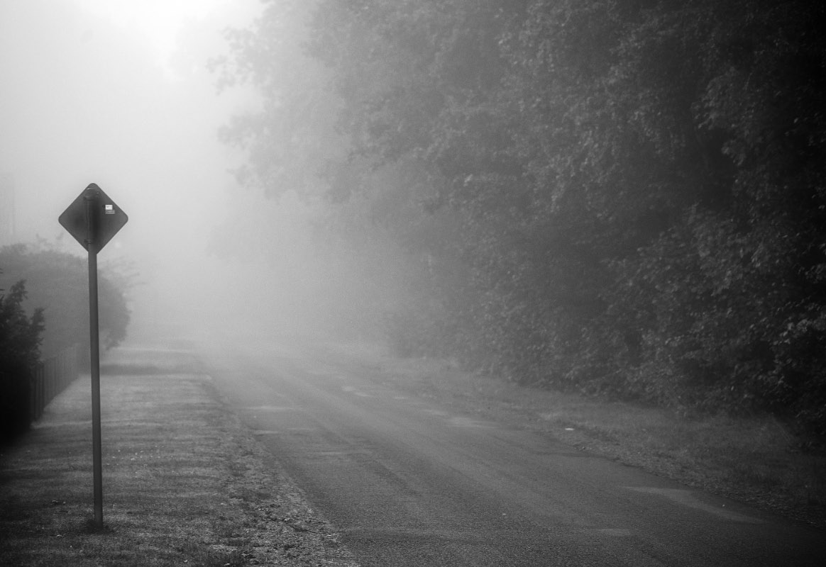 Vorfahrtstrasse im Nebel BW_2.jpg
