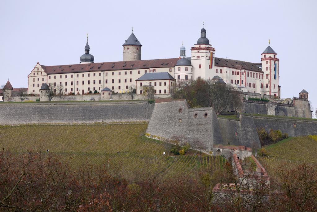 Würzburg 2009.11.15 Festung Marienberg 01 Panasonic GF1 JPG
Objektiv: 45 - 200  4,0 - 5,6
ISO: 100
Blende 8
Stativ mit 10 Sekunden Selbstauslöser