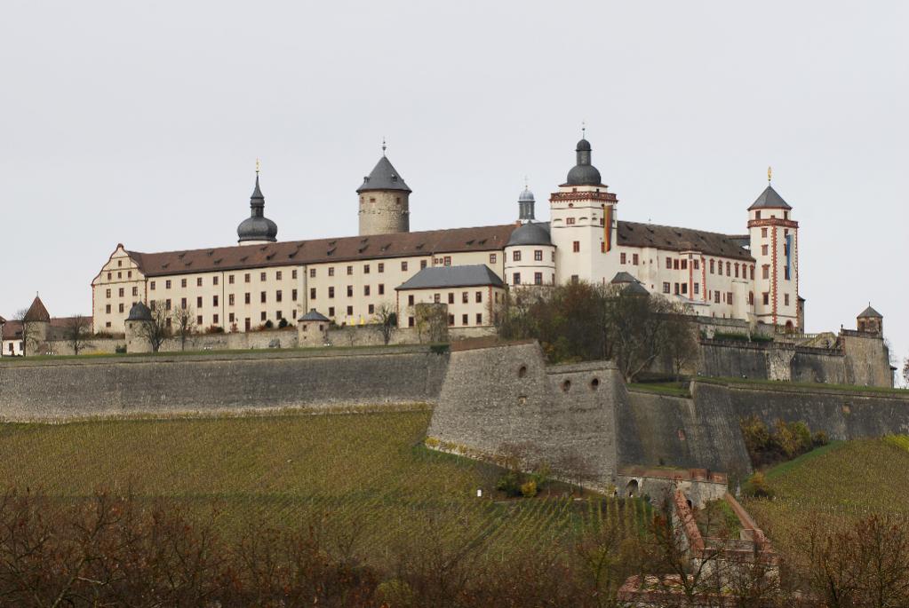 Würzburg 2009.11.15 Festung Marienberg 02 Nikon D200 JPG
Objektiv:  70 - 200  2,8 
ISO:  100
Blende: 8 
Stativ mit 10 Sekunden Selbstauslöser