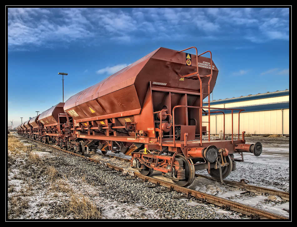 Waggons im Emder Hafen. Bearbeitung aus Originalfotos (Belichtungsreihe). HDR- und Filtertechniken