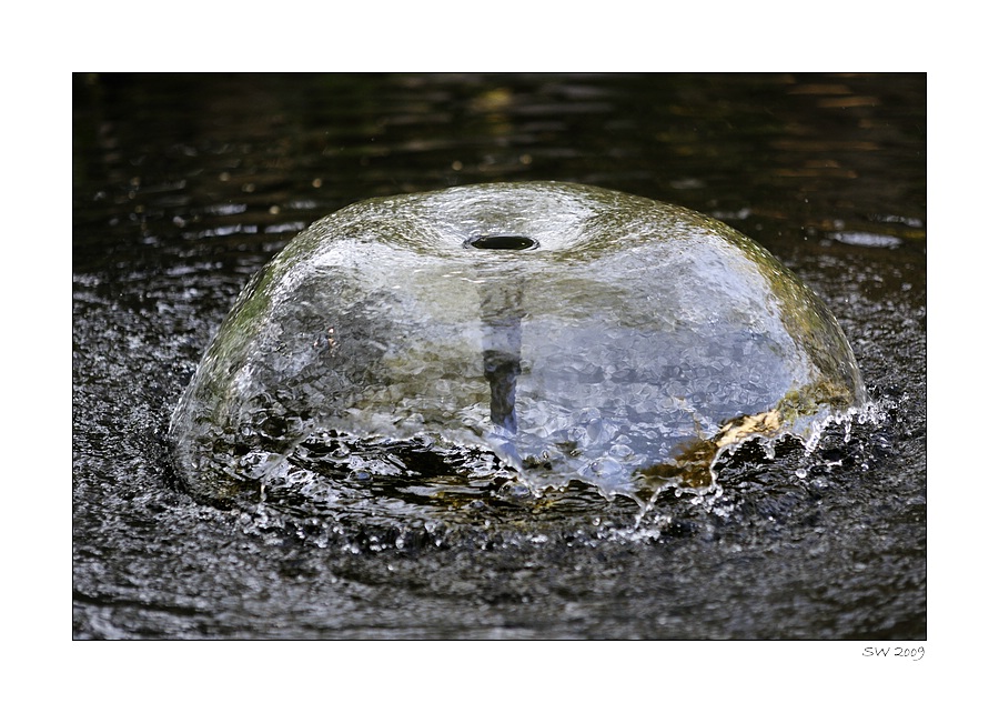 Wasserspielchen
Sigma 70-200mm F2,8 EX DG Makro HSM II 
160mm bei Offenblende (f/2.8) an DX, 1/1250s
(mit ISO 640 mit D90)