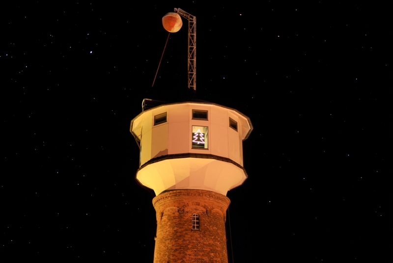 Wasserturm mit Sternenhimmel