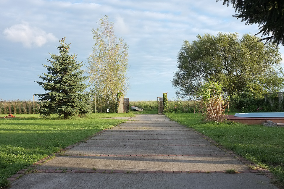 Weg zum Gartentor