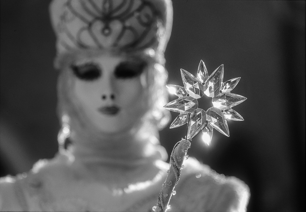 Weiße Maske mit Accessoire Carnevale 2015