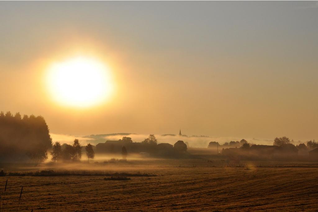Weissenstadt am Morgen gegen 7.30 Uhr - die Sonne kommt, der Nebel hängt noch zäh am Ort und um den See