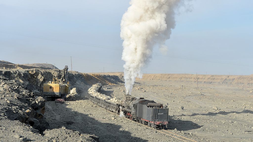Wenn der Bagger zweimal tutet ist der
Zug voll.
Mit Volldampf geht es auf die Rampe
JS8167
(1820)
