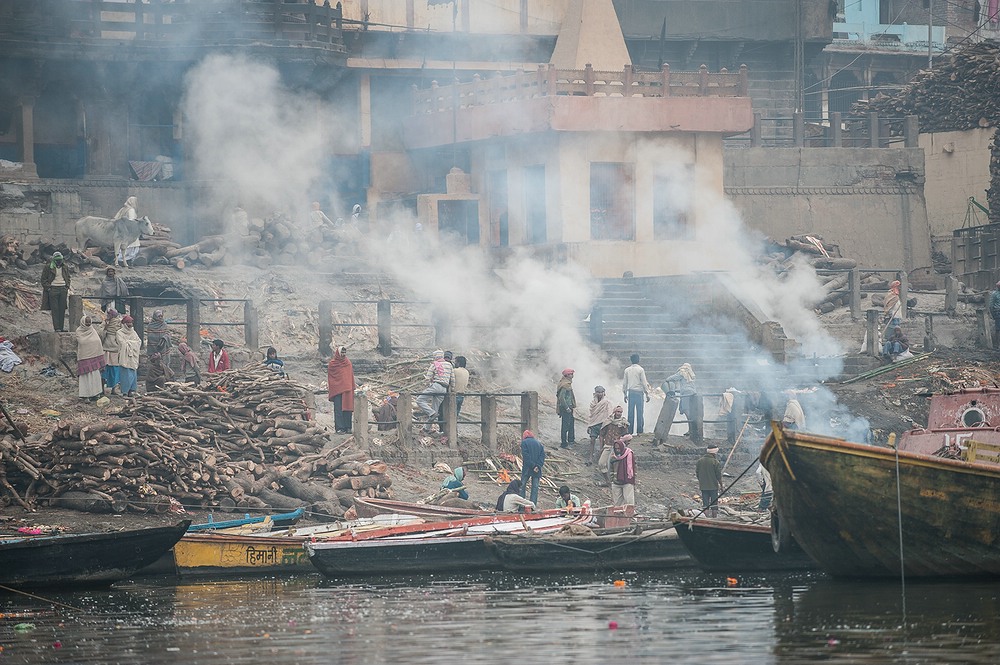 Wer in Varanasi stirbt, entkommt dem Kreislauf der Wiedergeburt. So reisen viele Hindus an um hier zu sterben, doch hier sterben und verbrannt zu werd