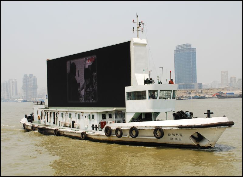 Werbungsschiff auf Huangpu-Fluss in Shanghai