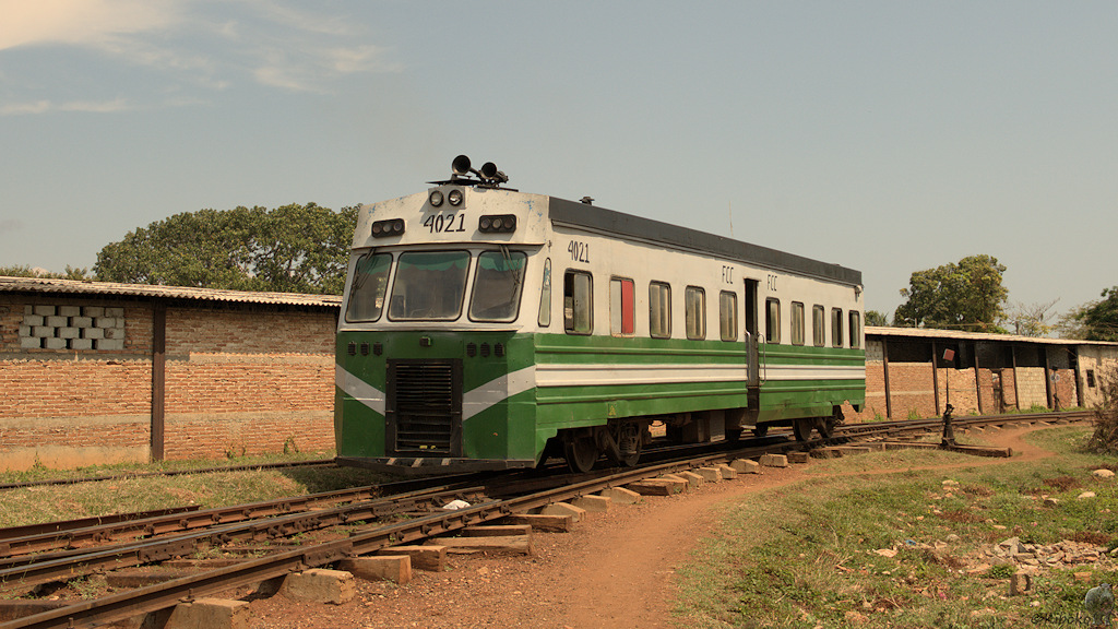 Wieso einen ganzen Triebwagen nehmen,
wenn ein halber auch reicht?
Triebwagen 4021 in Trinidad
7751a
