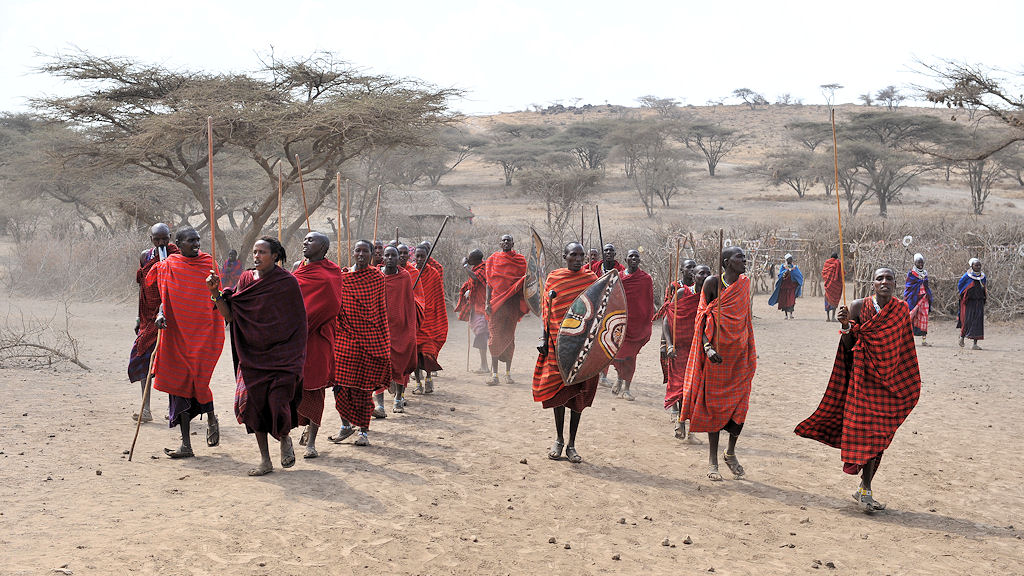 Willkommenslied vor einen Massaidorf (Boma)
zwischen Serengeti und Ngorongoro Hochland
3212