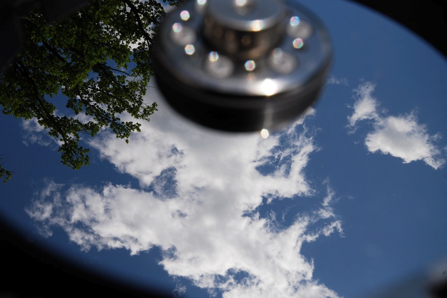 Wolken in Festplatte gespiegelt (DSC 7471)