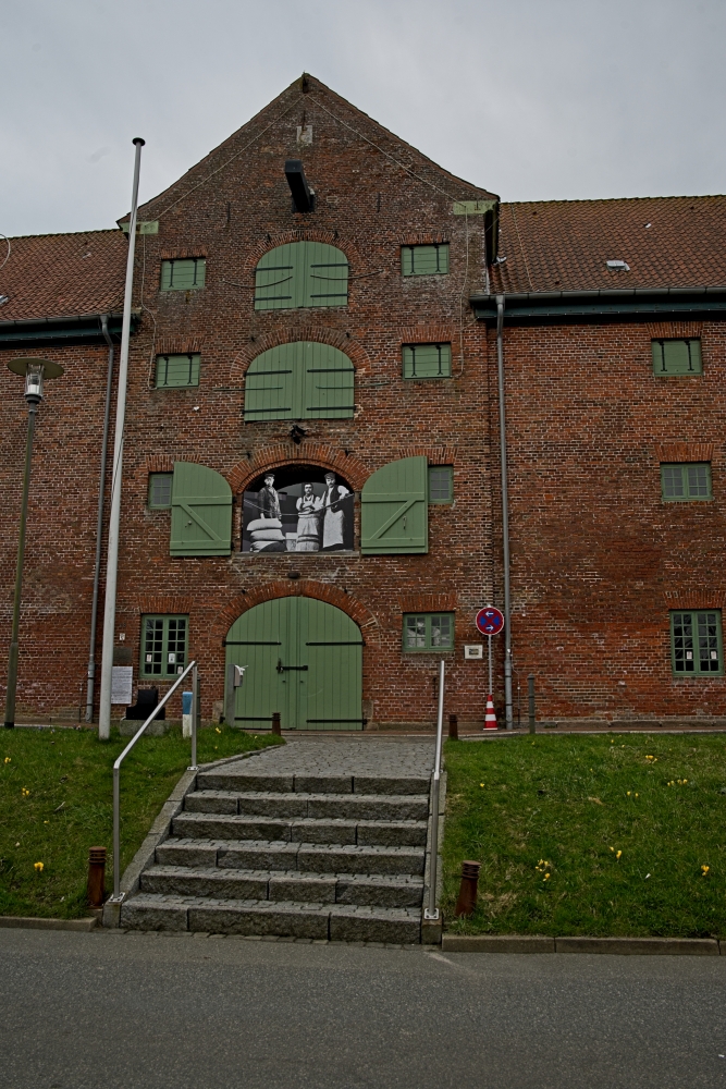 wowarich.jpg