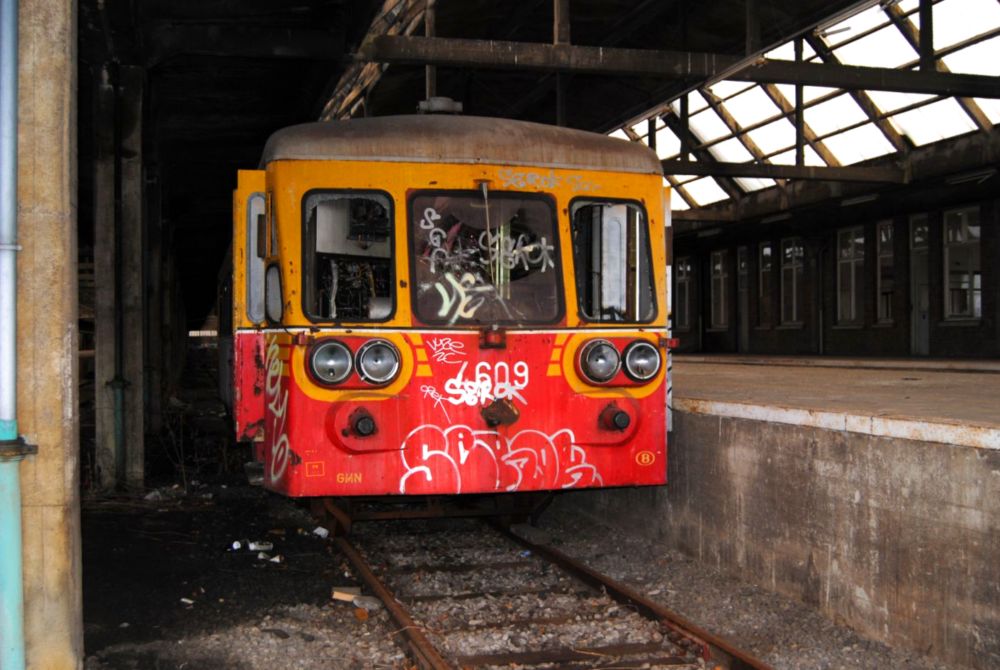 Wrack der Reihe 46
Der Triebwagen 4609, einer von nur 20 gebauten steht einsam und Verlassen in einer Halle am Gare Montzen.