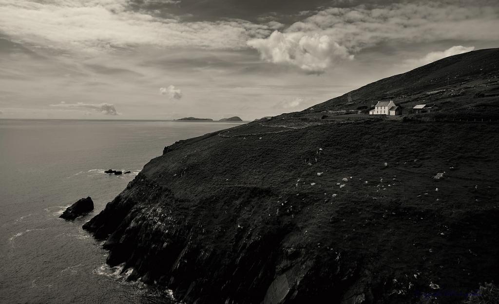 X 0109 Irland 2011 cottach near the sea