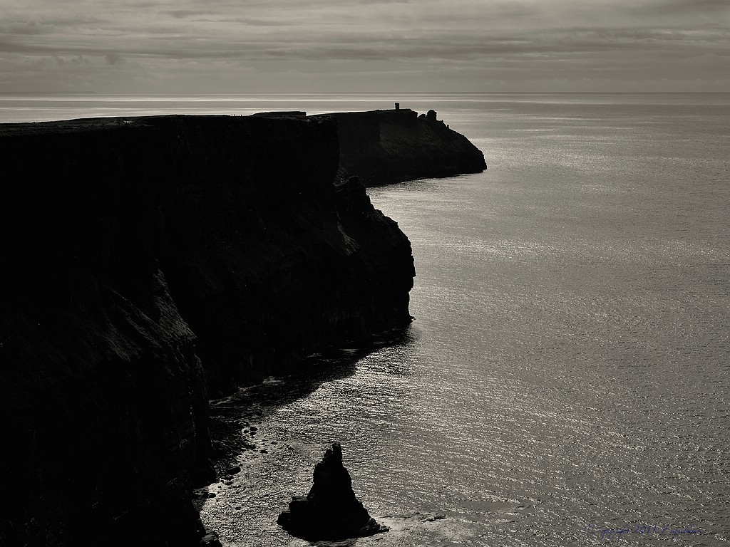 X 0133 Irland 2011 the cliffs against the light