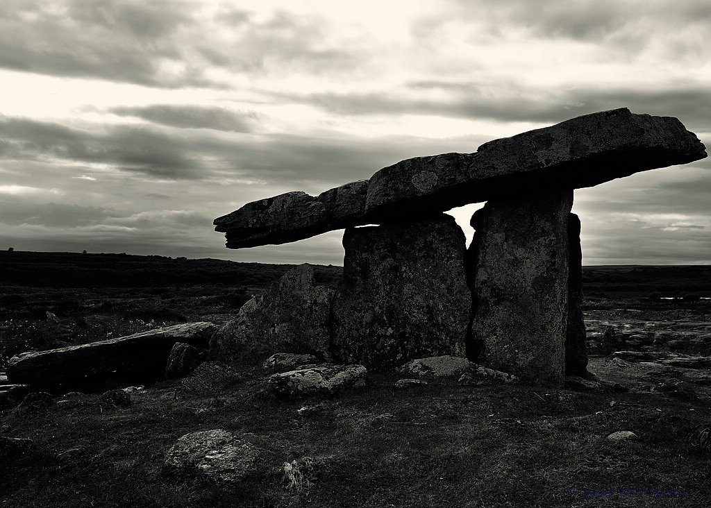 X 0141 Irland 2011 Dolmen at Poulnabrone
