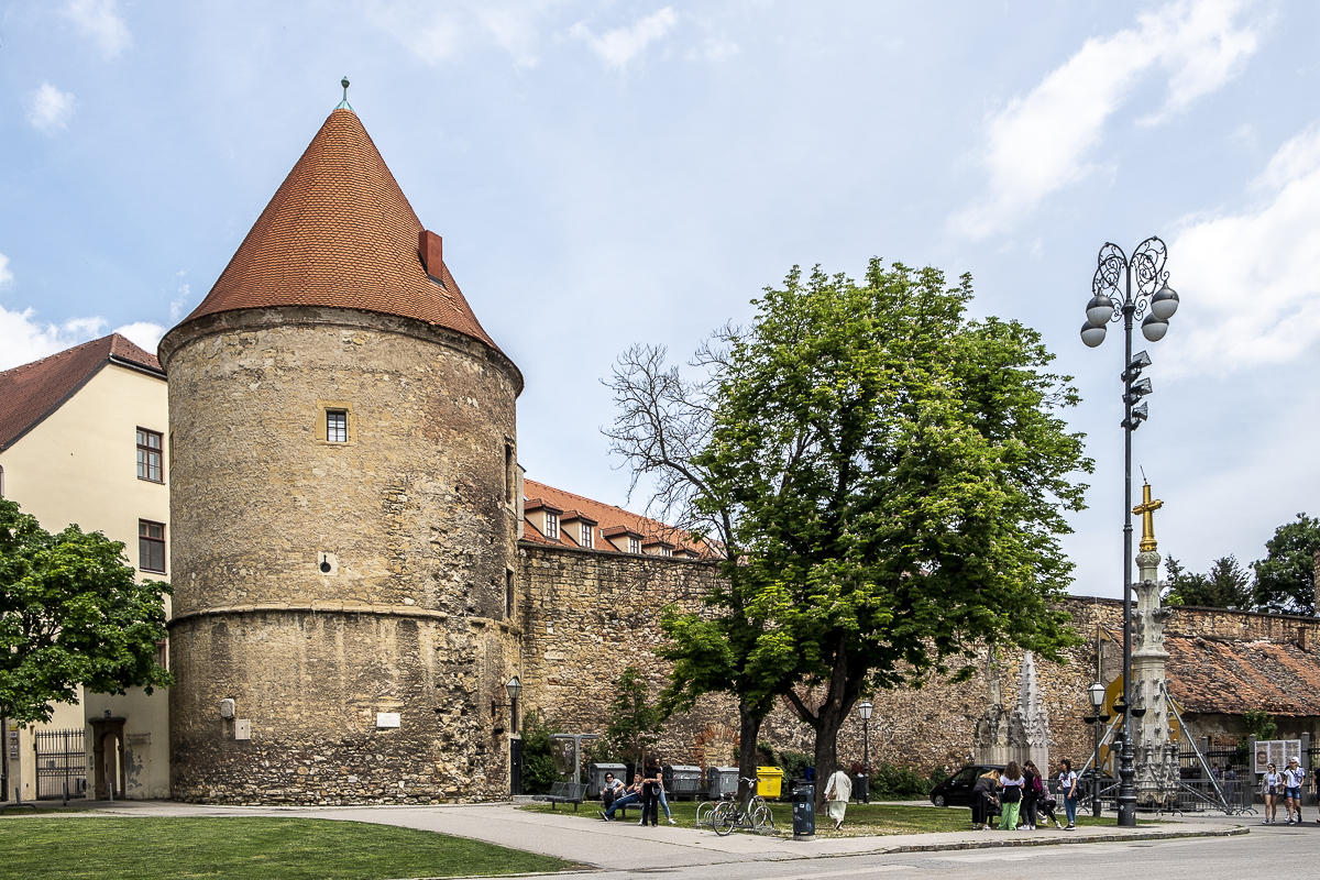 Zagreb Stadtmauer.jpg