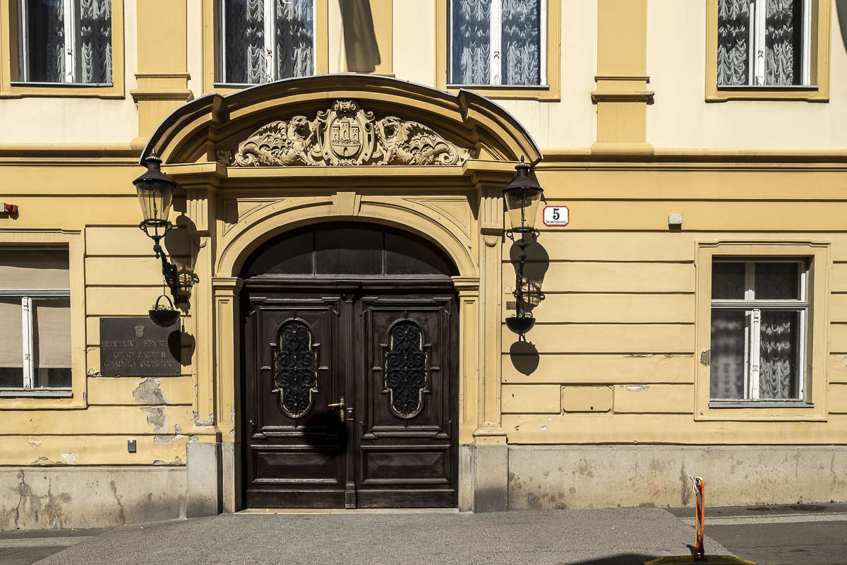 Zagreb Tür 3.jpg