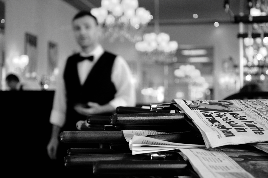 ZeitungCafeDSC 1225