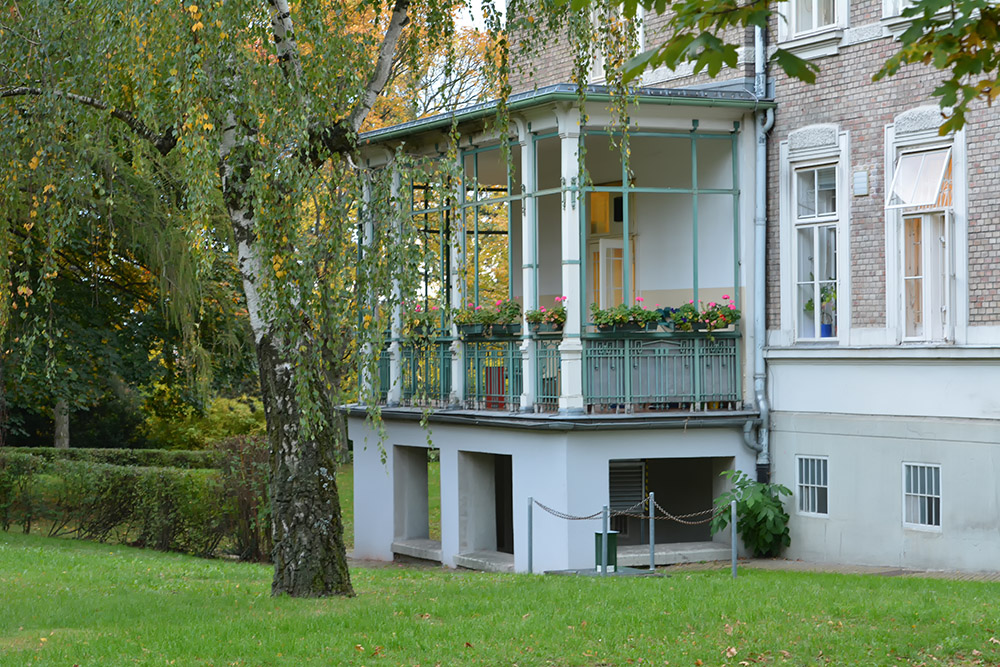 Zimmer mit Balkon