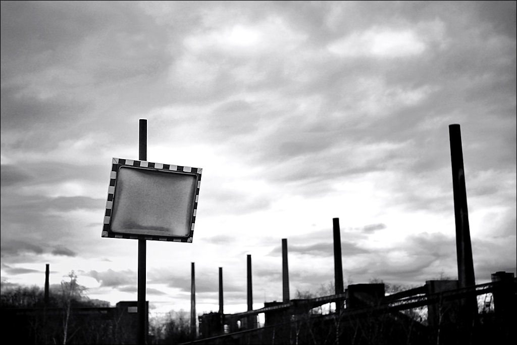 Zollverein 20.03.2010 - Spiegel vor der Kokerei