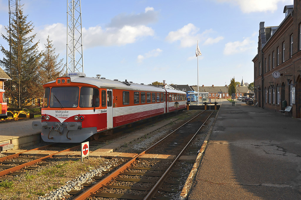 Zweiteiliger Dieseltriebwagen im Kopfbahnhof Lemvig zur Abfahrt nach Thyboron (DK, Mittelwestjütland) 7003544 x