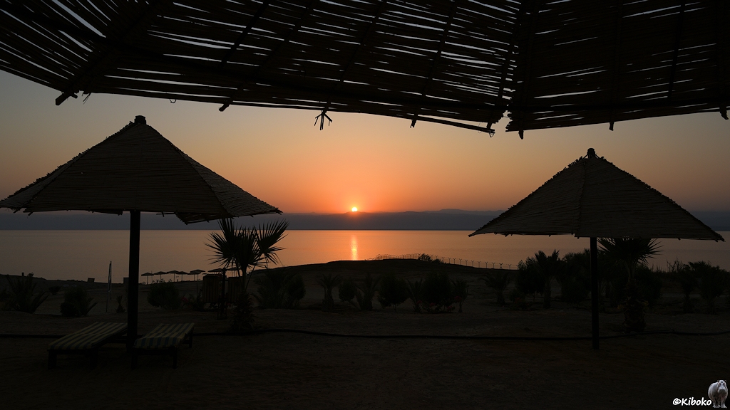 Sonnenschutzdächer im Sonnenuntergang