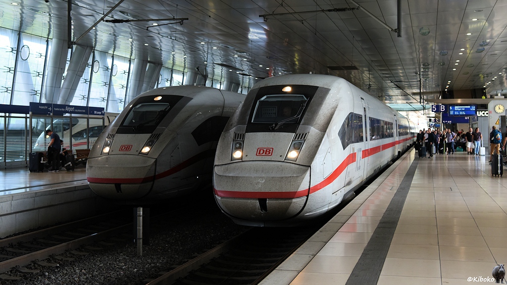 ICE im Flughafenbahnhof n Frankfurt