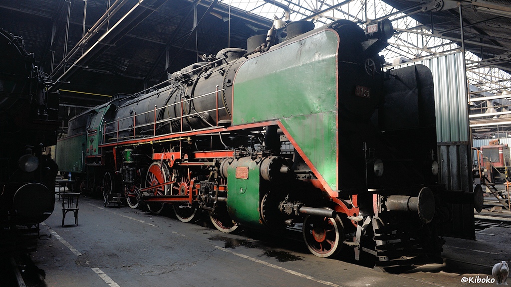 Das Bild zeigt eie schwarz-grüne Schnellzuglokomotive mit vier Treibachsen.