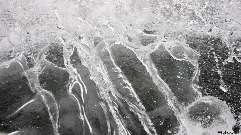 Helles Spritzwasser vor dunklem Ozeanwasser.