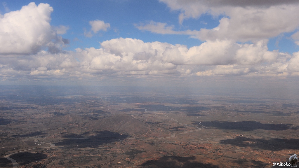 Landeanflug auf Antananarivo mit Wolken, Feldern und einen mäandrierenden Fluss