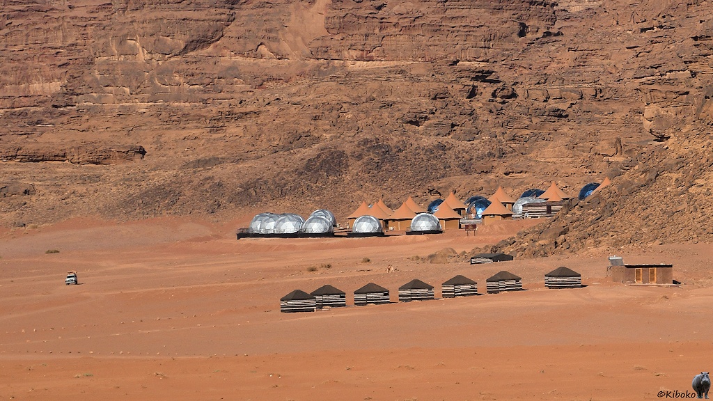Zwei Camps in der Wüste.