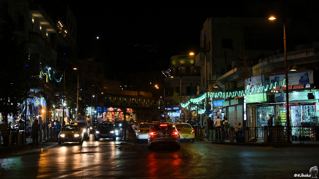 Nächtlier Straßenverkehr in Amman
