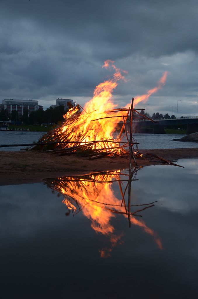 spiegelung-des-johannisfeuer-rovaniemi-24062011-153069.jpg