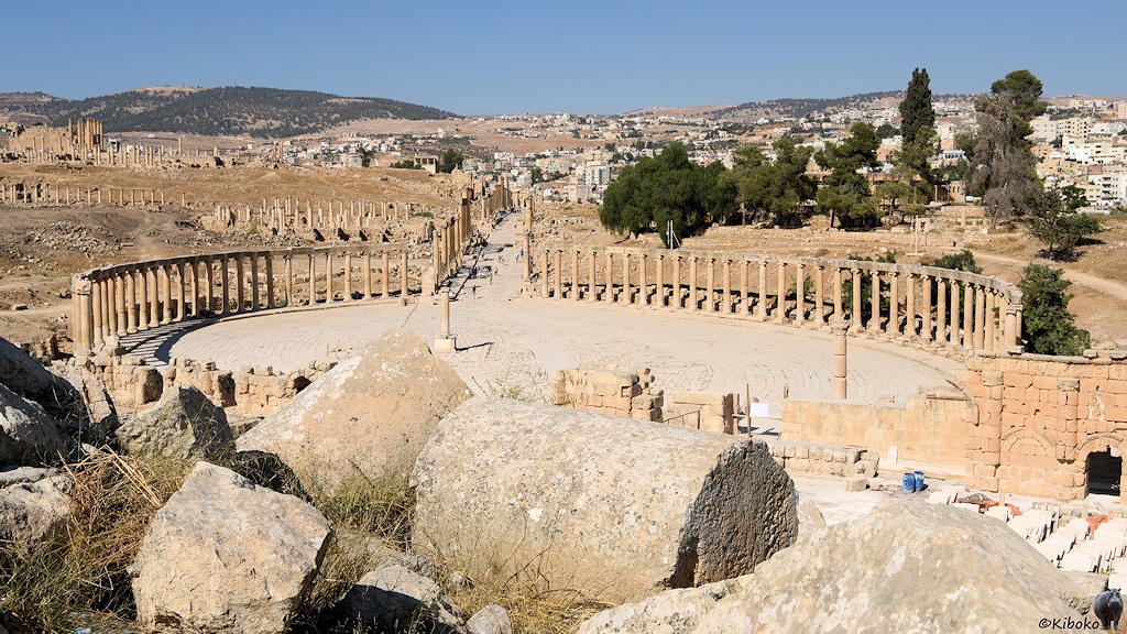 Forum mit Säulenresten im Vordergrund