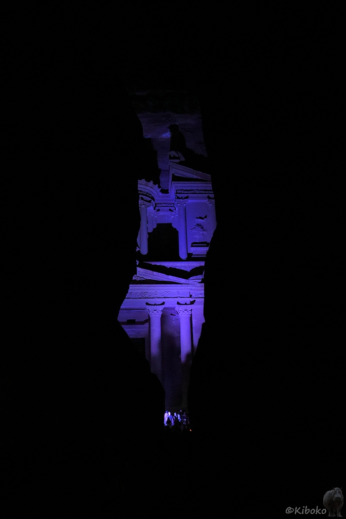 Violettes Schatzhaus zwischen schwarzen Felswänden