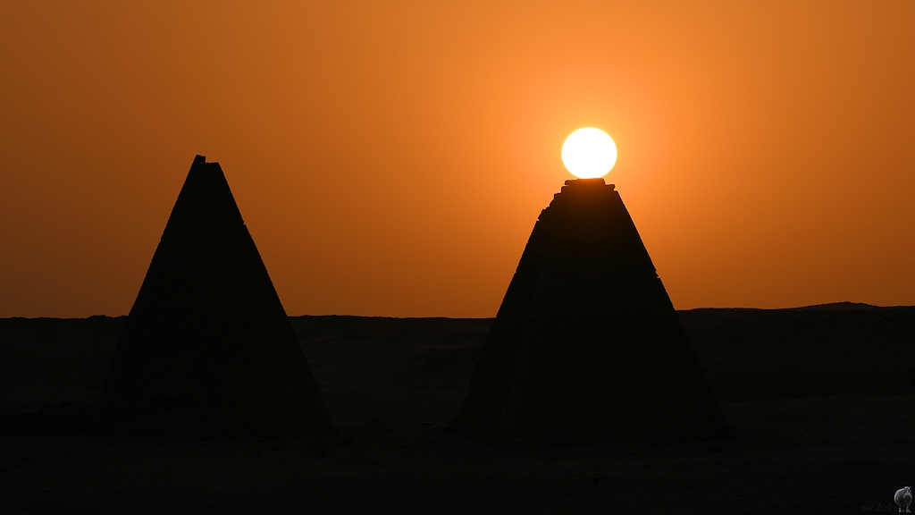 Die Sonne landet auf einer Pyramide
