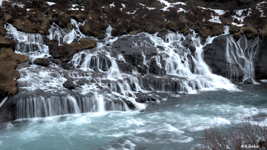 Mehrere kleine Wasserfälle wurde mit einer längeren Belichtungszeit fotografiert. Das Wasser ist unscharf und scheint zu fließen.